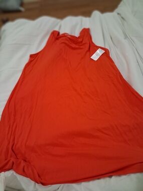 Amazon Essentials Women's Sleeveless Tank Top in Bright Red